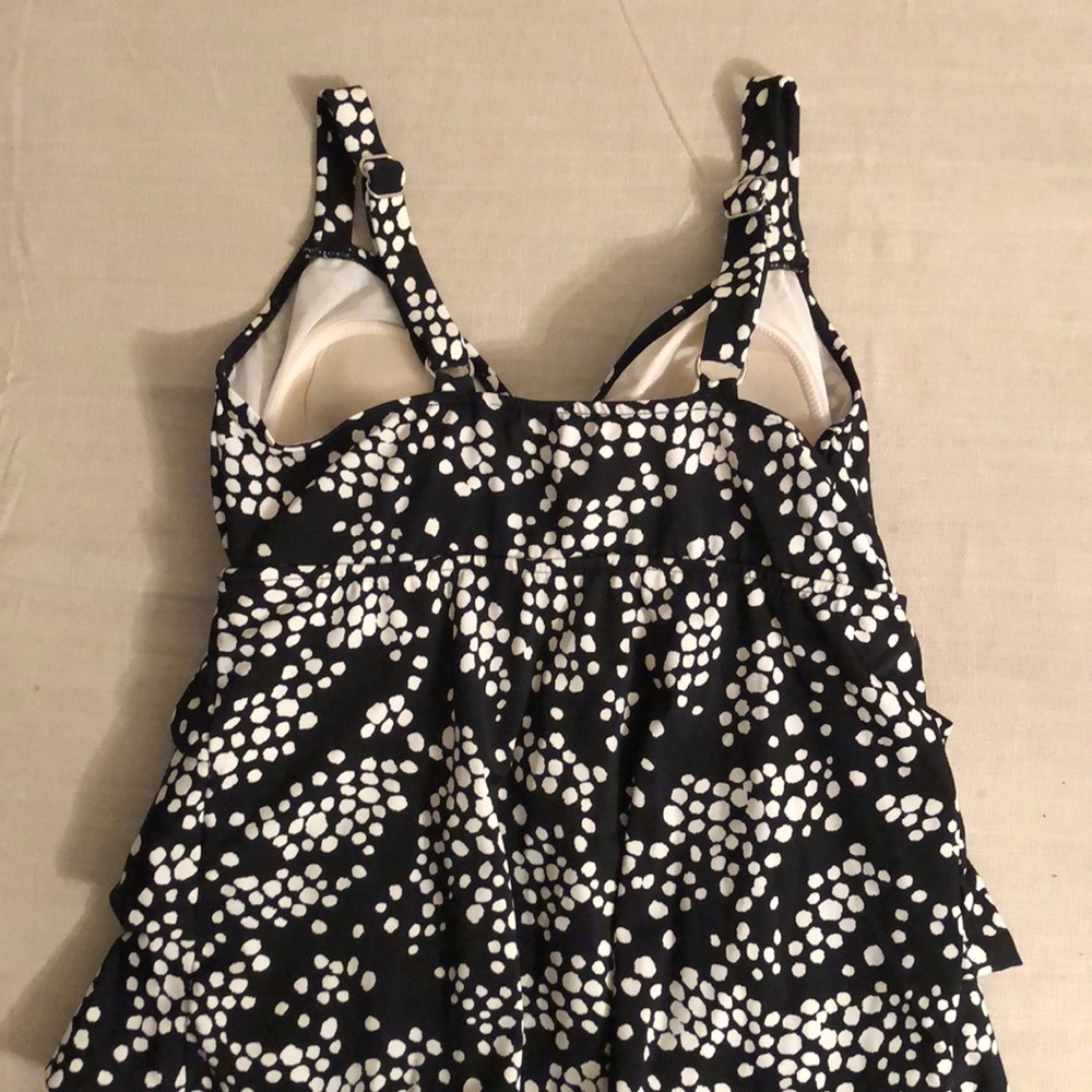 Cute ruffled one piece bathing suit w/ design - Picture 2 of 4